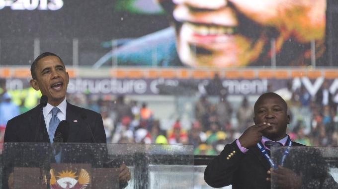 Foto del falso traduttore sordi all'omaggio di Mandela